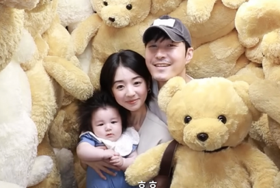 18歳年下の日本人女性と結婚した俳優シム・ヒョンタク、初めて3人家族でお出かけした様子を公開 画像