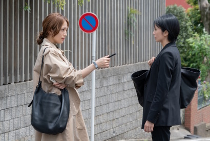 “咲” 柴咲コウと “奏”川口春奈がついに衝突！ スキャンダルが世に出るまでの“禁断の攻防戦”が描かれる ABEMAオリジナルドラマ「スキャンダルイブ」場面写真 画像