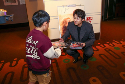 山田裕貴、佐藤二朗をリスペクト「芝居の幅が本当にすごい」『爆弾』舞台挨拶 自らチラシ配りも 画像