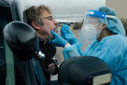 鼻グリグリ、アンチマスク…コロナ禍の小さな町に迫るカオスの予兆捉える『エディントンへようこそ』シーン写真解禁 画像