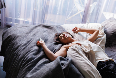 「色気漏れてる」「ドキドキ止まらん」赤西仁“寛”＆中村ゆり“アイリーン”の未公開ベッドシーン「匿名の恋人たち」 画像