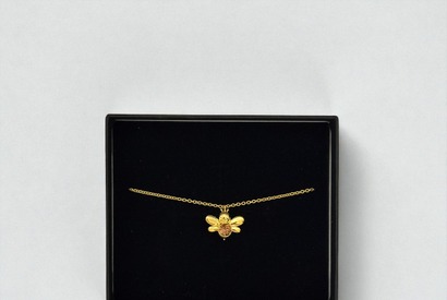 「ちょっとだけエスパー」即完売した“ぶんぶん蜂ネックレス”が予約受付中 11月19日まで 画像