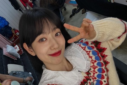 女優パク・シネ、元気に撮影中！最新自撮りで魅せた“大学生ビジュ”【PHOTO】 画像