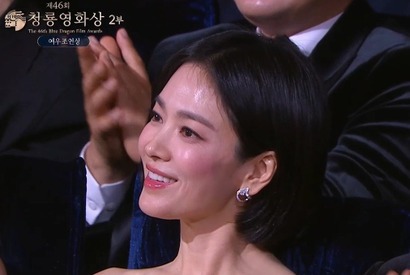 「1秒映っても美しい」客席でほほえむ姿が話題のソン・ヘギョ、舞台裏ショット公開【PHOTO】 画像