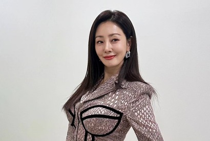 “奇跡の51歳” オ・ナラ、勇気を出した衣装がぴったり！美しい佇まいに目が釘付け【PHOTO】 画像