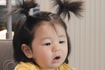 俳優シム・ヒョンタクの愛息ハルちゃん、生後9カ月で歩行練習に挑む！“愛らしさ爆発” 画像