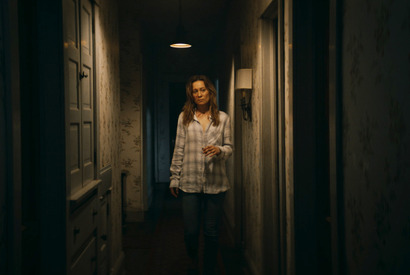 廃墟の町で失踪したYouTuberたちの事件伝えるニュース映像『シェルビー・オークス』新場面写真も 画像