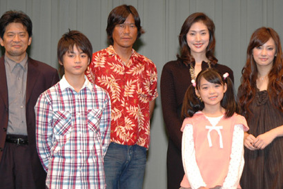 破天荒パパ・トヨエツが顔グロ…というか全身黒＆アロハで登場も妻・天海祐希は正装 画像