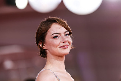 『Bugonia』の役作りで髪を剃り落としたエマ・ストーン、ヨルゴス・ランティモス監督を“道連れ”丸坊主に 画像