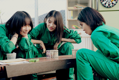 「一緒に金儲けしない？」一攫千金狙う！南沙良＆出口夏希W主演『万事快調＜オール・グリーンズ＞』新予告映像 画像