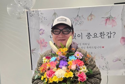 “韓ドラの名脇役” キム・ウィソン、還暦祝われて照れ笑い「残りの人生は無害に、楽しく…」【PHOTO】 画像