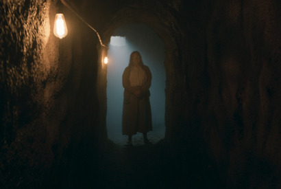 誰もいるはずのない廃墟の街に謎の老婆が…その正体は？『シェルビー・オークス』本編映像＆場面写真 画像