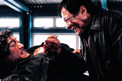 ジャッキー・チェンvsレオン・カーフェイ、ベテラン同士の壮絶ナイフバトル！『シャドウズ・エッジ』本編解禁 画像