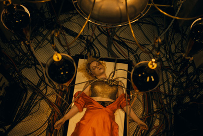 銃撃にカーチェイス、狂乱のダンス…愛と破壊の逃避行映し出す『ザ・ブライド！』本予告 画像