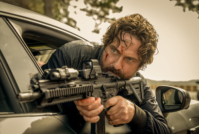 ジェラルド・バトラーが銃弾飛び交う緊迫のカーチェイス繰り広げる『アウトローズ』本編映像 画像