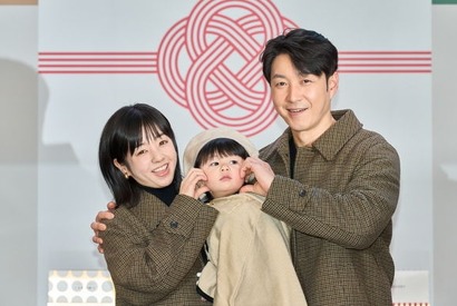 俳優シム・ヒョンタクの愛息ハルくん、最年少広報大使に！家族3人で初の公の場に登場 画像