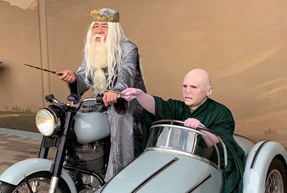 「奇跡の世界線」75歳コスプレイヤーが『ハリー・ポッター』ダンブルドアに!? ヴォルデモートと仲良くツーリングする姿に1.8万いいね 画像