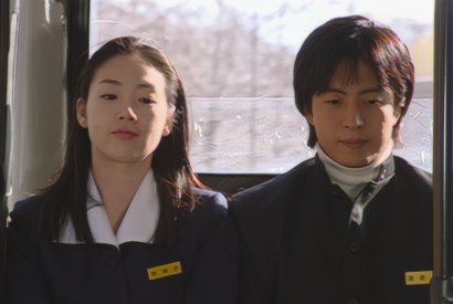 “ヨン様”ペ・ヨンジュンと“ジウ姫”チェ・ジウの初々しさたっぷりの制服姿『映画 冬のソナタ 日本特別版』場面写真解禁 画像