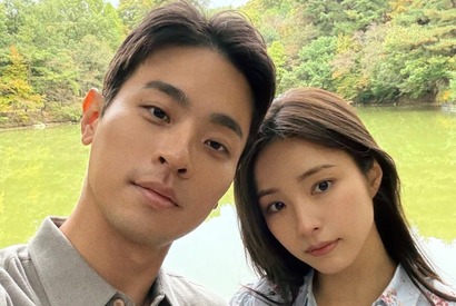 “妙にリアル” シン・セギョン、パク・ジョンミンの密着ショット、少女時代スヨンも大興奮！【写真】 画像