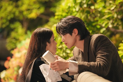 まるで本物の熱愛スクープ？『21世紀の大君夫人』IU×ビョン・ウソクの2ショット解禁！ 画像