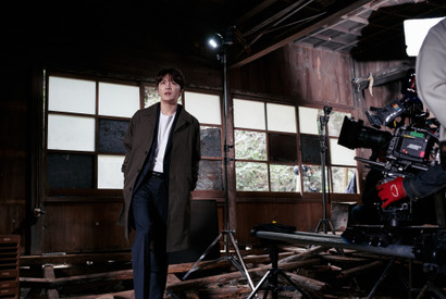 廃神社で撮影中のジェジュン、メイキング写真『神社　悪魔のささやき』入プレ第3弾も決定 画像