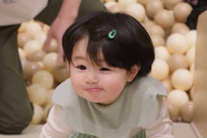 シム・ヒョンタクの愛息ハルくん、巨大すべり台登りに大奮闘！“驚きの成長ぶり” 画像