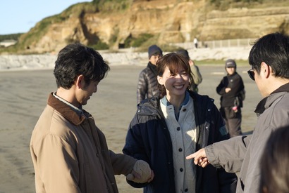 綾瀬はるか「良一（妻夫木聡）としゃべっていると自然と涙が出ちゃう」『人はなぜラブレターを書くのか』感涙シーン＆メイキングカット公開 画像