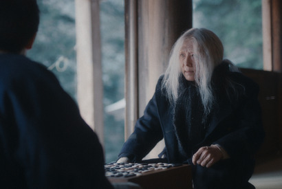 碁盤に向かい合う若い男と老人…高橋一生主演、不思議な妖怪がモチーフとなった映画『脛擦りの森』場面写真 画像