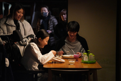 “息子”山時聡真が“難病の母”菅野美穂の爪を切る場面も…『90メートル』笑顔あふれる撮影現場のメイキング写真 画像