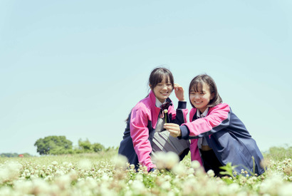 中島瑠菜“ゆかり”と大島美優“みみ”、正反対の雑草研究部員『ザッケン！』主要キャラ紹介映像 画像