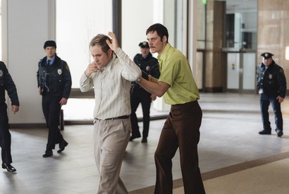 ビル・スカルスガルド主演、ヘタに動けば自動発砲！実話クライム・スリラー『デッドマンズ・ワイヤー』7月17日公開決定 画像