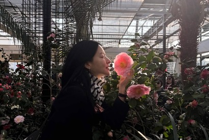 女優イ・ヨンエ、椿の庭園でエレガントさ全開！まるで“絵画のような”近況写真【PHOTO】 画像