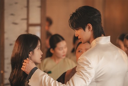 『麗』以来10年ぶりの再会！IU＆ビョン・ウソクが『21世紀の大君夫人』で魅せる完璧な“夫婦ケミ”に期待大 画像