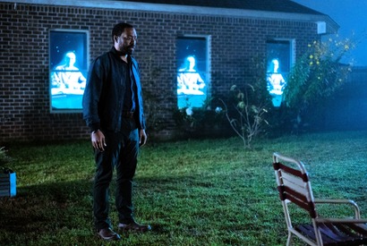 背後に謎の男が映り込む…トム・ヒドルストンが夜のネオンの中佇む姿も『サンキュー、チャック』新場面写真 画像