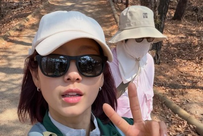 育児から解放されたパク・シネの近況。元気に登山中の姿に“ほっこり”【PHOTO】 画像