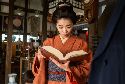 「風、薫る」第12回あらすじ・場面写真　シマケンに外国人客の対応を助けてもらったりんは、少しでも役に立ちたいと、英語の勉強を始める…4月14日放送 画像