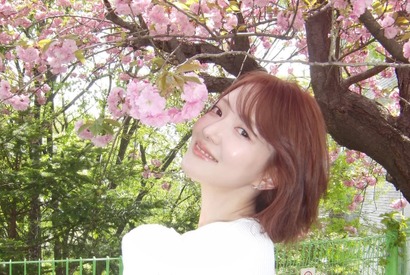 女優イ・セヨン、満開の桜の下で輝く“まぶしい美貌”…飾らない魅力に絶賛の声【PHOTO】 画像