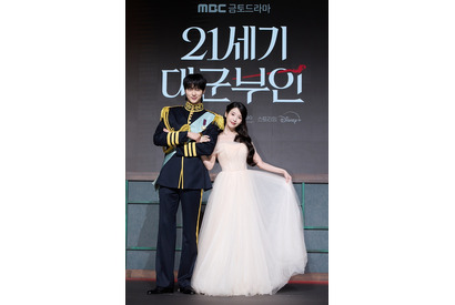 「21世紀の大君夫人」最も視聴された韓国ドラマに！「眼福カップル」IU×ビョン・ウソクのインタビュー＆吹替え版予告編到着 画像