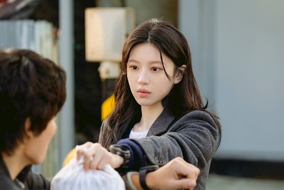 『恋の通訳～』とは真逆の雰囲気…女優コ・ユンジョン、Netflix新作で魅せた圧倒的な存在感！ 画像