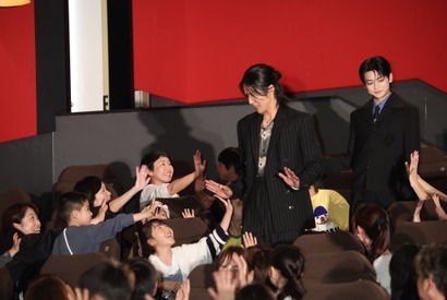 子どもたちとハイタッチも！目黒蓮＆高橋文哉、ファミリー試写会サプライズ登壇で会場大盛り上がり 画像