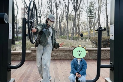 女優ソン・イェジン、愛息子との屋外デート！お洒落な親子コーデに“ほっこり”【PHOTO】 画像