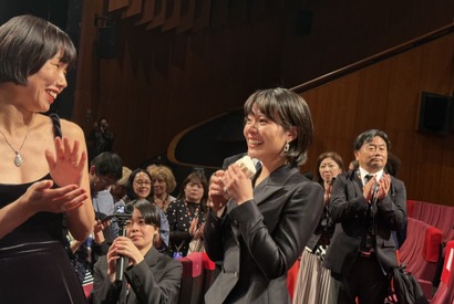 岸井ゆきの、涙ながらに監督と抱擁も　浅野忠信「自然に涙が流れ…」カンヌ「ある視点」部門で公式上映『すべて真夜中の恋人たち』 画像
