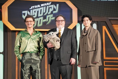 ペドロ・パスカルとジョン・ファヴロー監督が来日！中島裕翔が和傘で歓迎『スター・ウォーズ／マンダロリアン・アンド・グローグー』ジャパンプレミア 画像