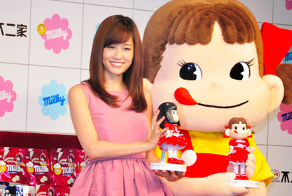 前田敦子、ペコちゃんとガールズトークで“てへぺろ” 画像