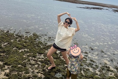 「どっちが子供？」ソン・イェジン、3歳の息子と海を満喫！“ヒョンビン目線”の旅行ショット【PHOTO】 画像