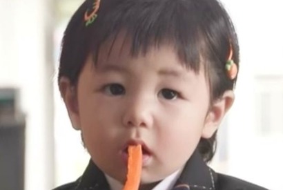 シム・ヒョンタクの愛息ハルくん、乗馬服姿で“赤ちゃん騎手”に変身！溢れるファンサービスも 画像
