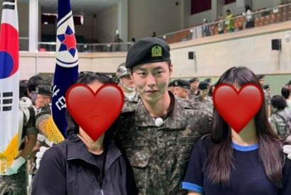 少し痩せた？イ・ジェウク、基礎軍事訓練を修了！より男らしくなった軍服姿が公開に【PHOTO】 画像