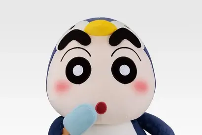 “ペンギンコスプレ”しんのすけがラストワン賞！一番くじ「クレヨンしんちゃん 夏のバケーションだゾ」 画像