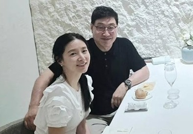 イ・ヨンエ夫婦の近況をキャッチ！20歳年上の夫同伴でディナーを楽しむ仲睦まじい姿 画像