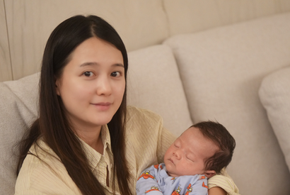 『太陽を抱く月』女優ナム・ボラ、愛おしい息子を抱き上げ幸せいっぱいの笑顔【PHOTO】 画像